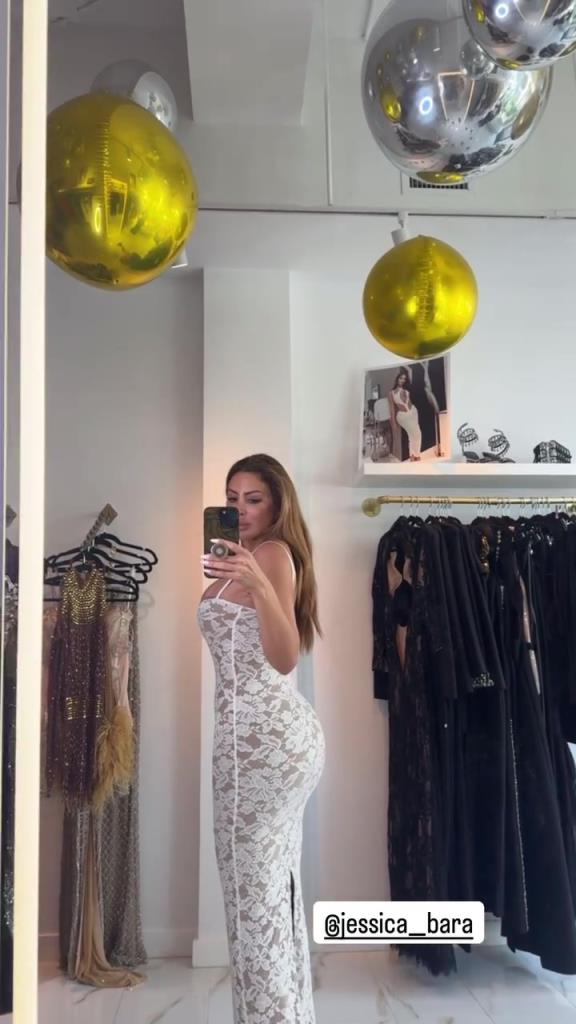 徐娘半老！皮蓬前妻穿吊帶裙自拍，這身材也太炸裂了！