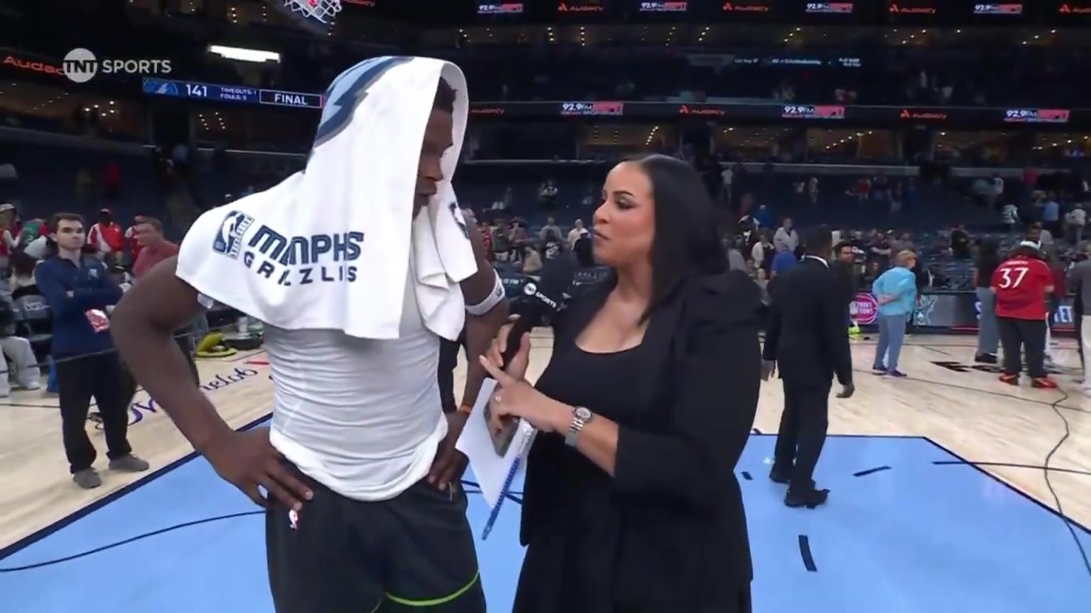 華子賽后接受一位豐滿女記者的采訪！