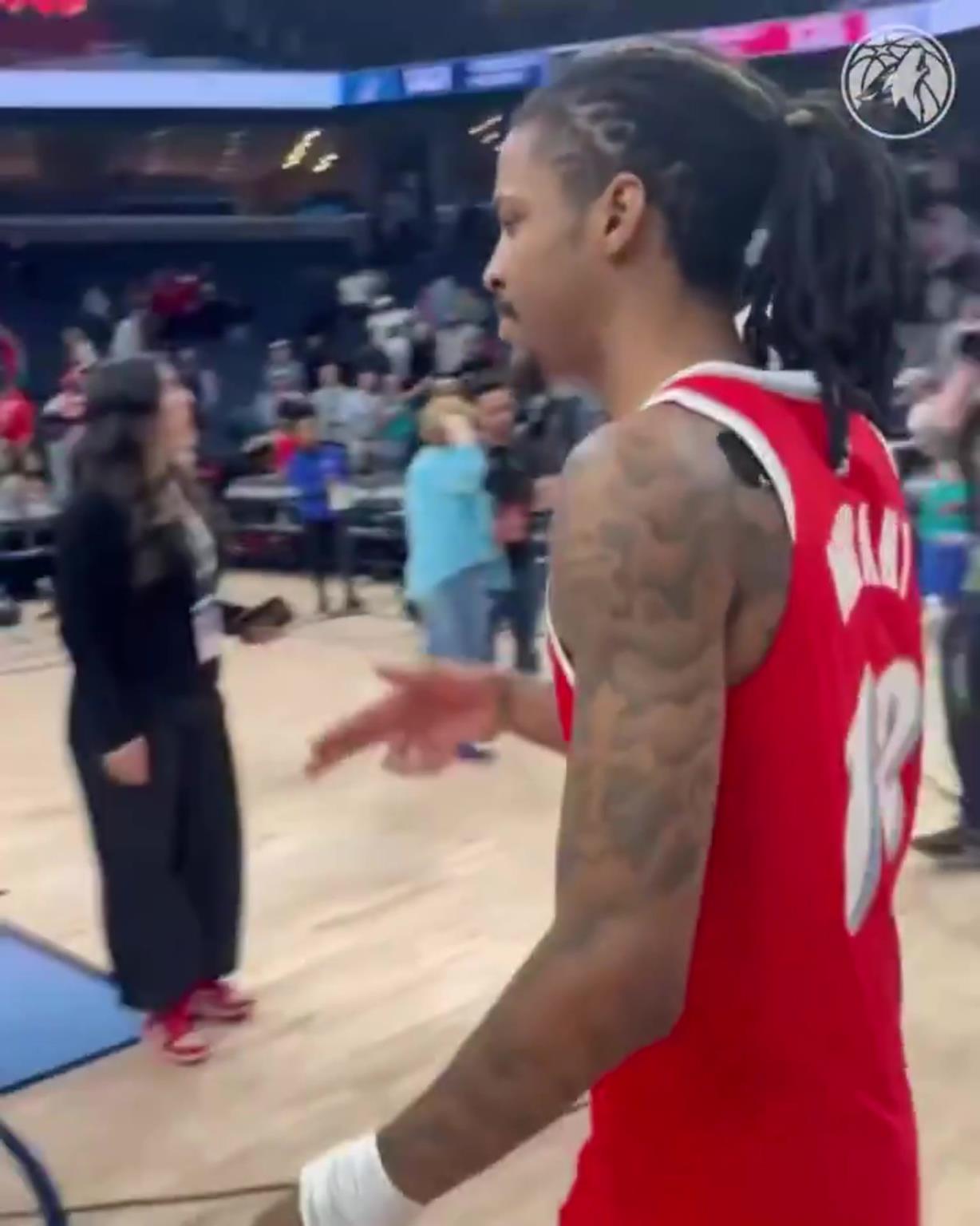 笑死！莫蘭特賽后與華子握手，竟然也是比出“手槍”的手勢