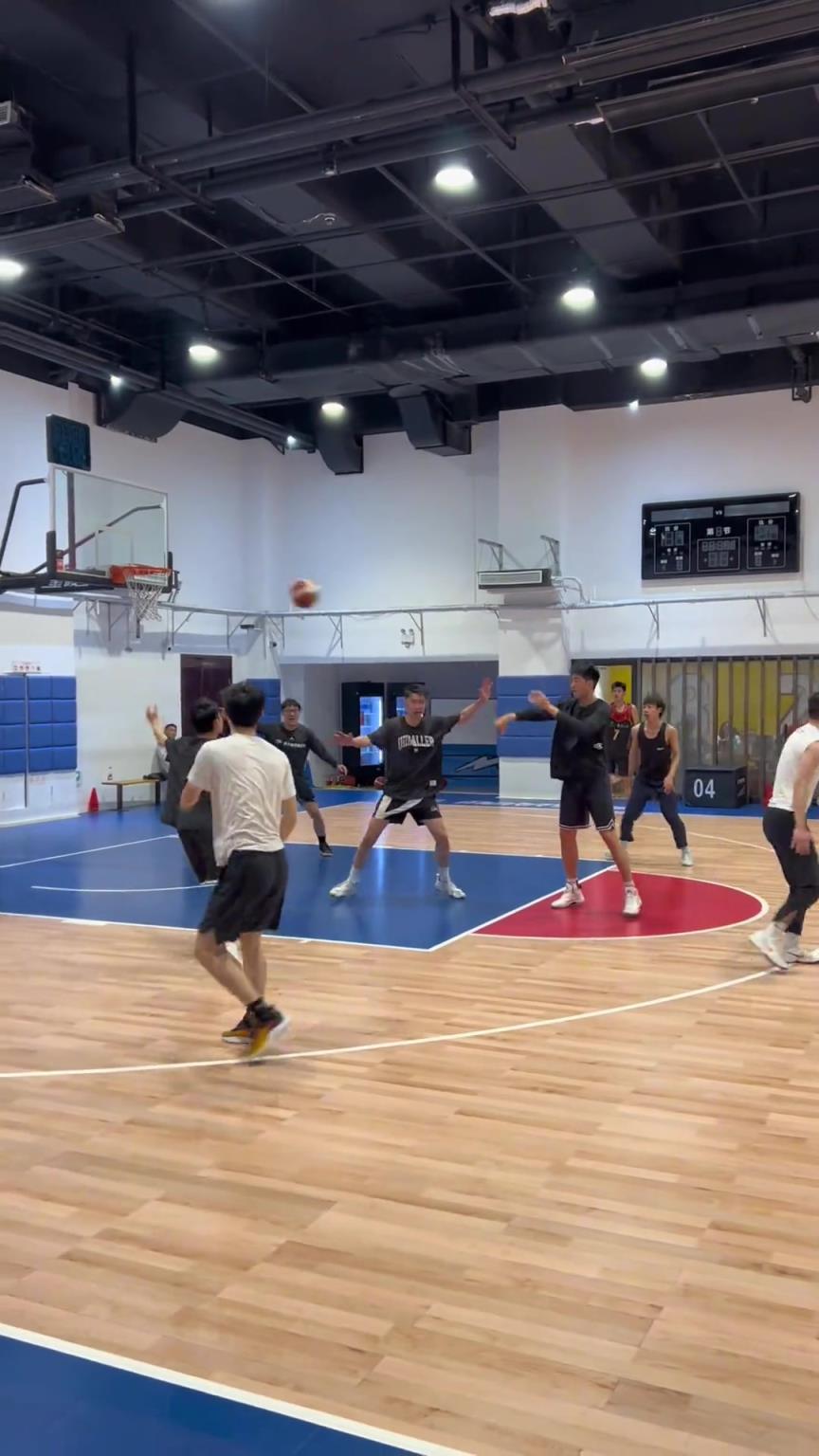 對手回家后：老婆，我今天在野球場匹配到巔峰馬刺隊了！