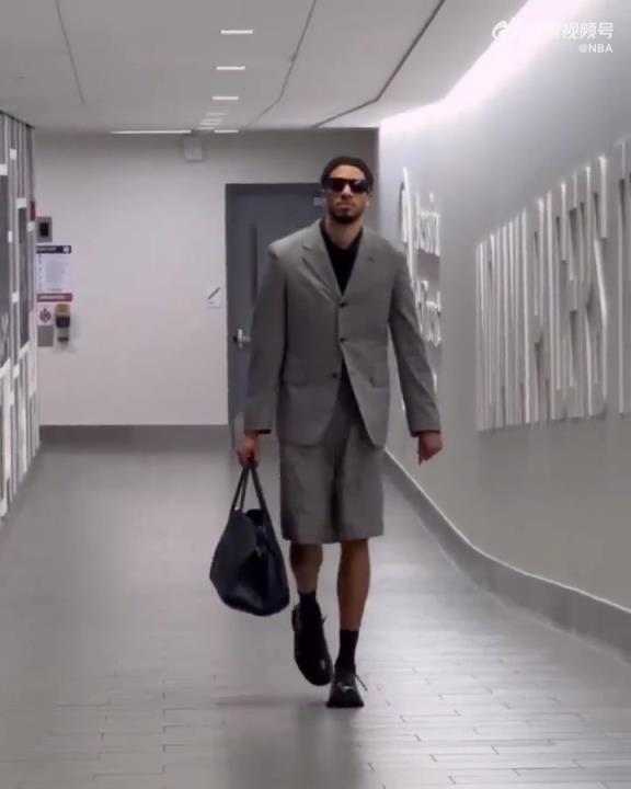 時尚潮男！哈利今日一身灰西裝短褲墨鏡搭配入場 腿真細！