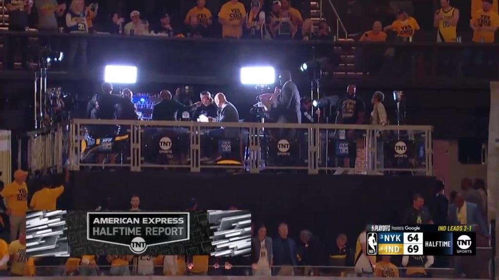 ?。哭D(zhuǎn)播鏡頭給到解說看臺(tái)，奧尼爾居然抱著一個(gè)人在彎舉