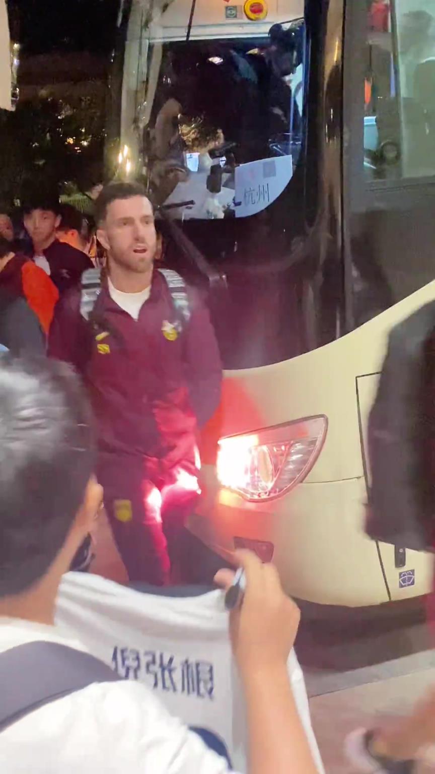 韋世豪嚇得箭步逃跑！國(guó)足深夜到酒店差點(diǎn)被摁在車頭不讓走