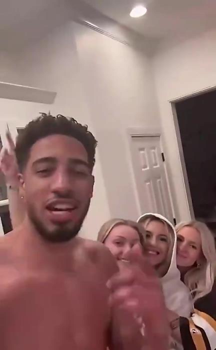 今日怒砍歷史級(jí)三雙！哈利此前光著膀子與三位金發(fā)美女同框