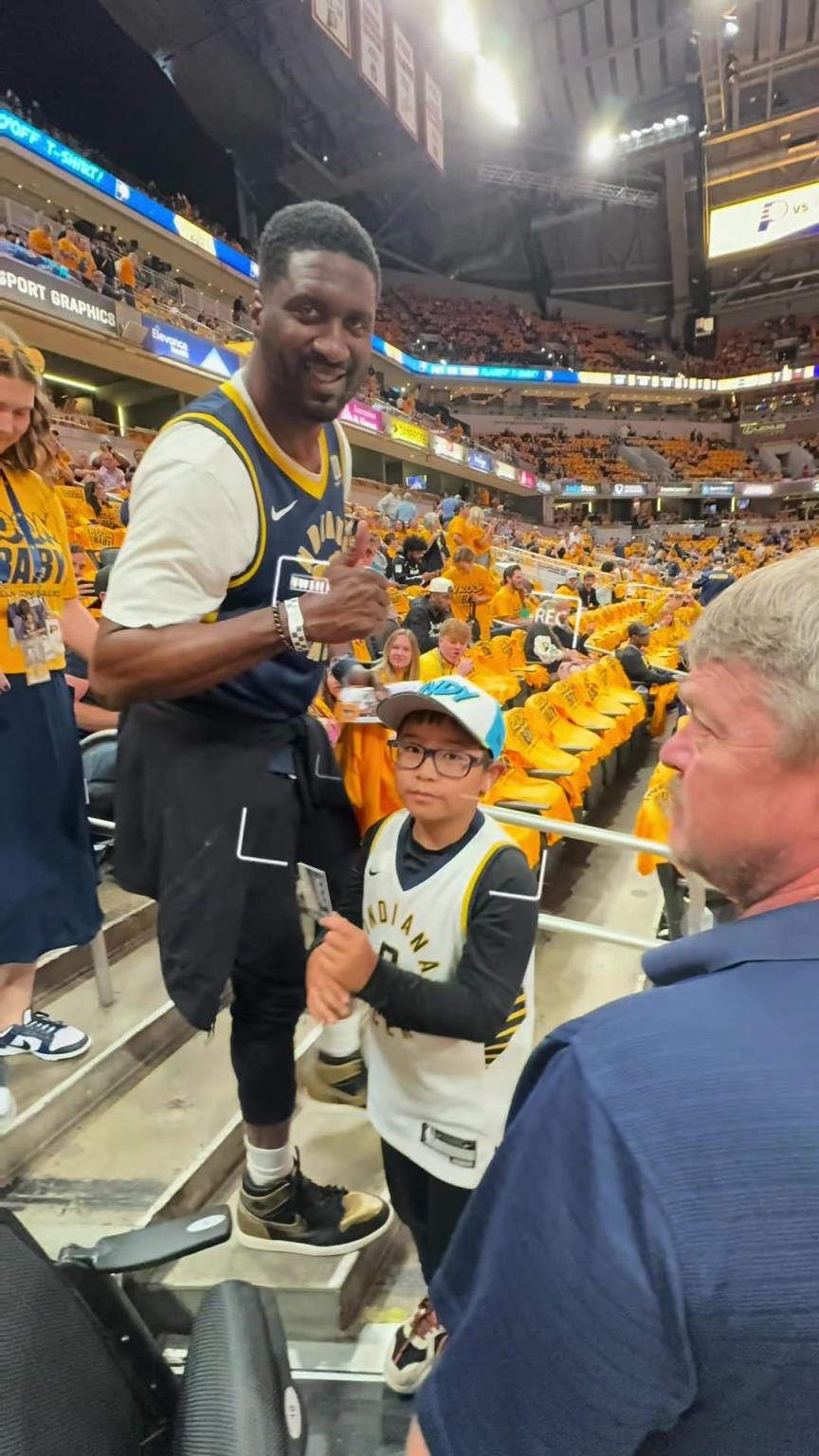 現(xiàn)在真成高圓圓了！步行者名宿希伯特現(xiàn)身主場(chǎng)給小球迷簽名