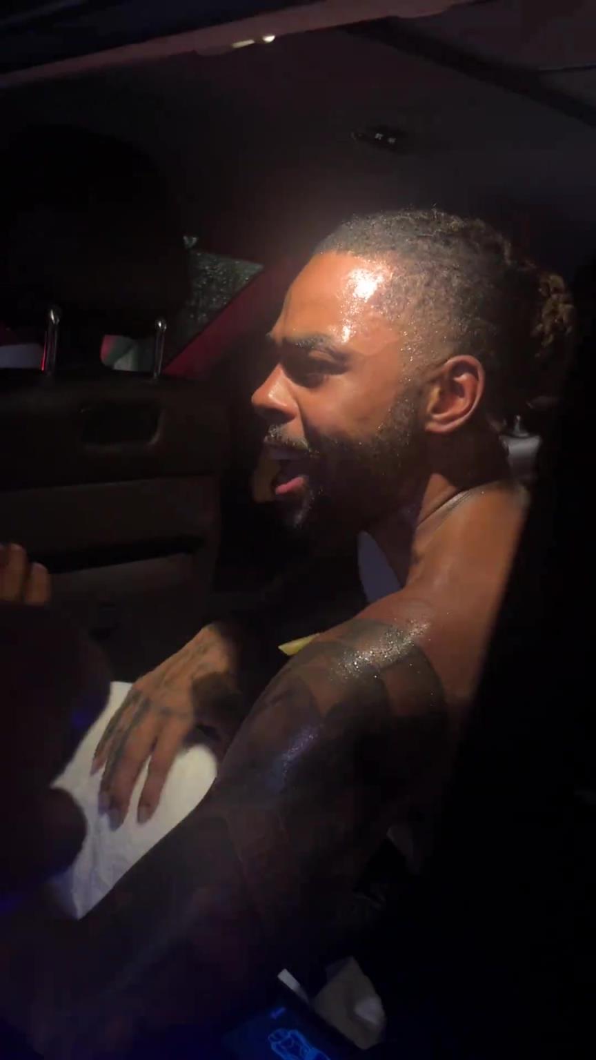 太熱情了！拉塞爾中國(guó)行坐車離開球迷們被團(tuán)團(tuán)圍住