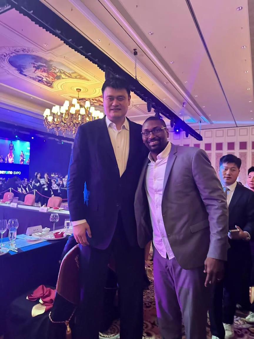 阿泰斯特曬與姚明合照：這是我最喜歡的隊(duì)友 姚??！