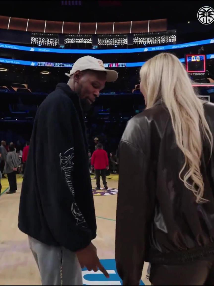 小帥這氣質！杜蘭特與庫里教妹布林克擁抱，眼睛好像一直偷瞟布林克大長腿