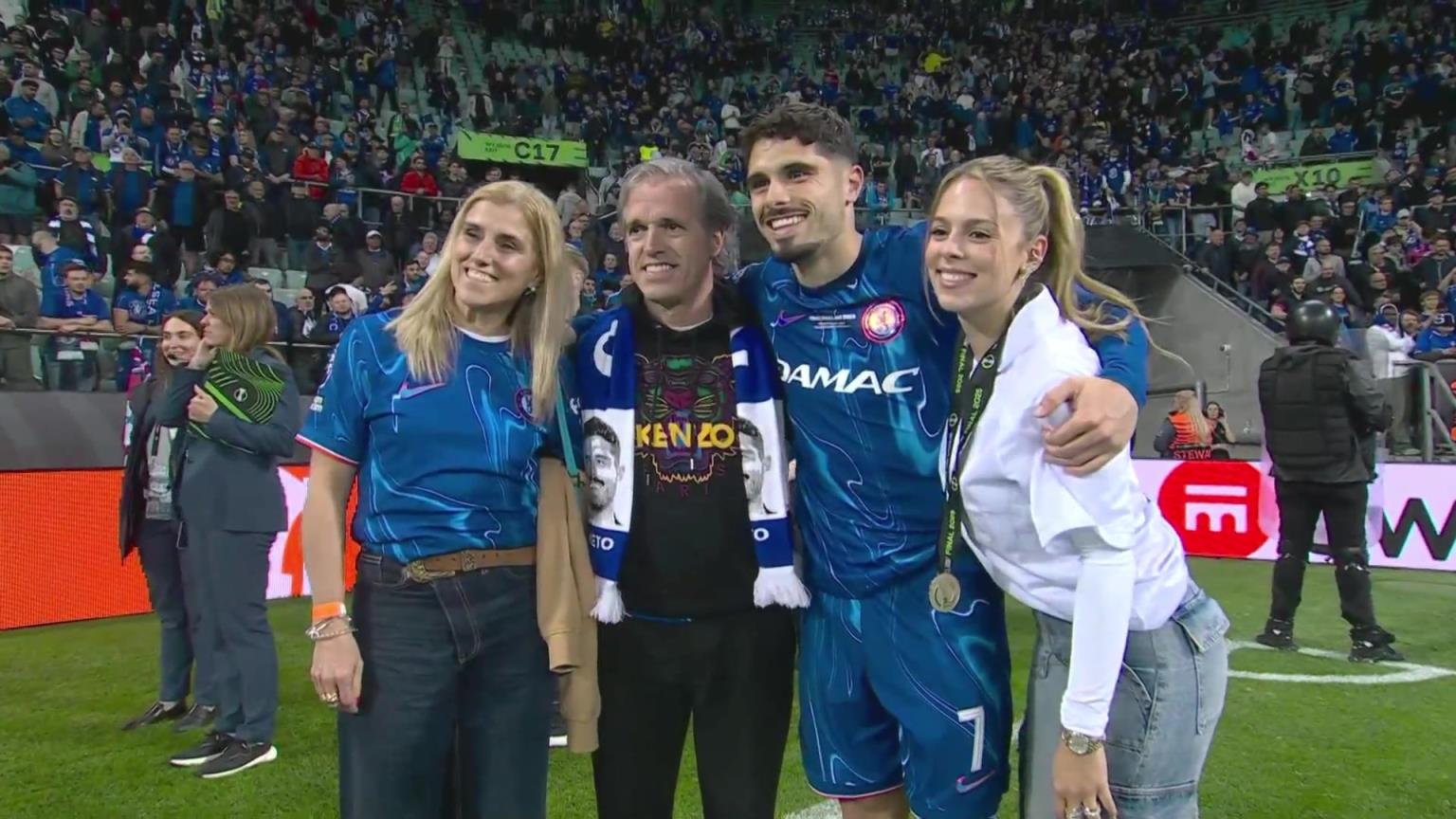 內(nèi)托好福氣！奪冠后高顏值女友來(lái)合照，身材相當(dāng)哇塞！