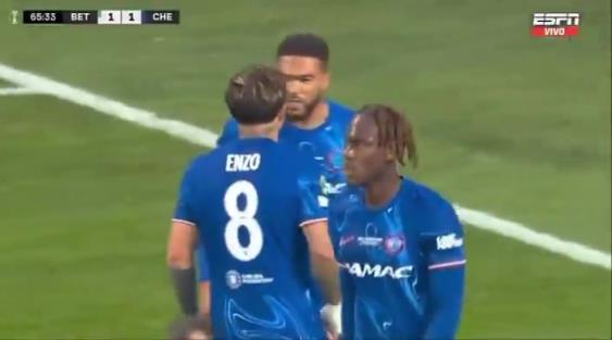 繼續(xù)干！恩佐進(jìn)球后給了詹姆斯一巴掌，兩人頂頭互相打氣