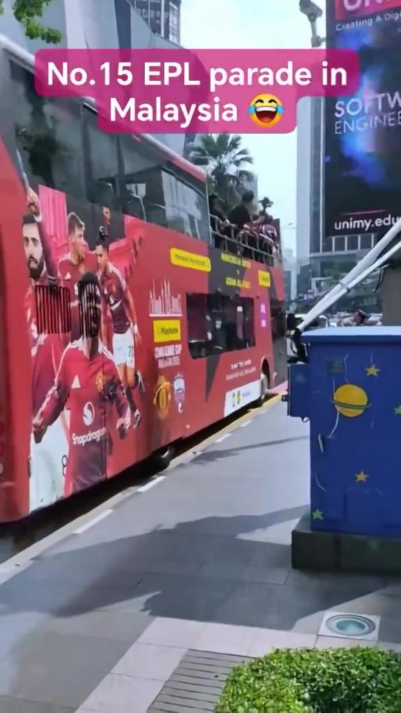 游街示眾？曼聯(lián)在馬來(lái)西亞街頭大巴游行，球迷笑噴