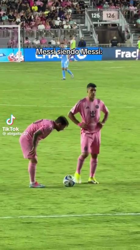 哈哈！梅西擺任意球偷偷往前挪被裁判抓包