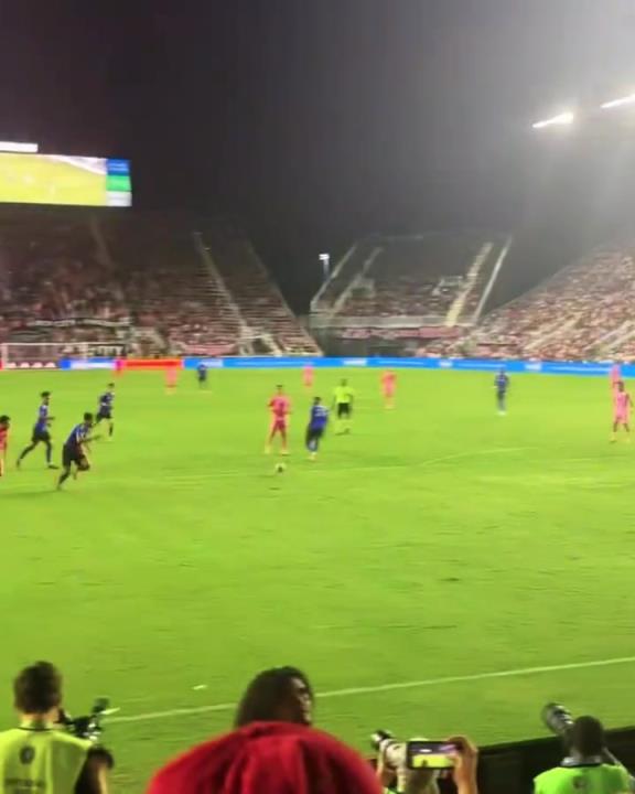 梅老板為了給蘇亞雷斯送個(gè)助攻，也是拼了啊