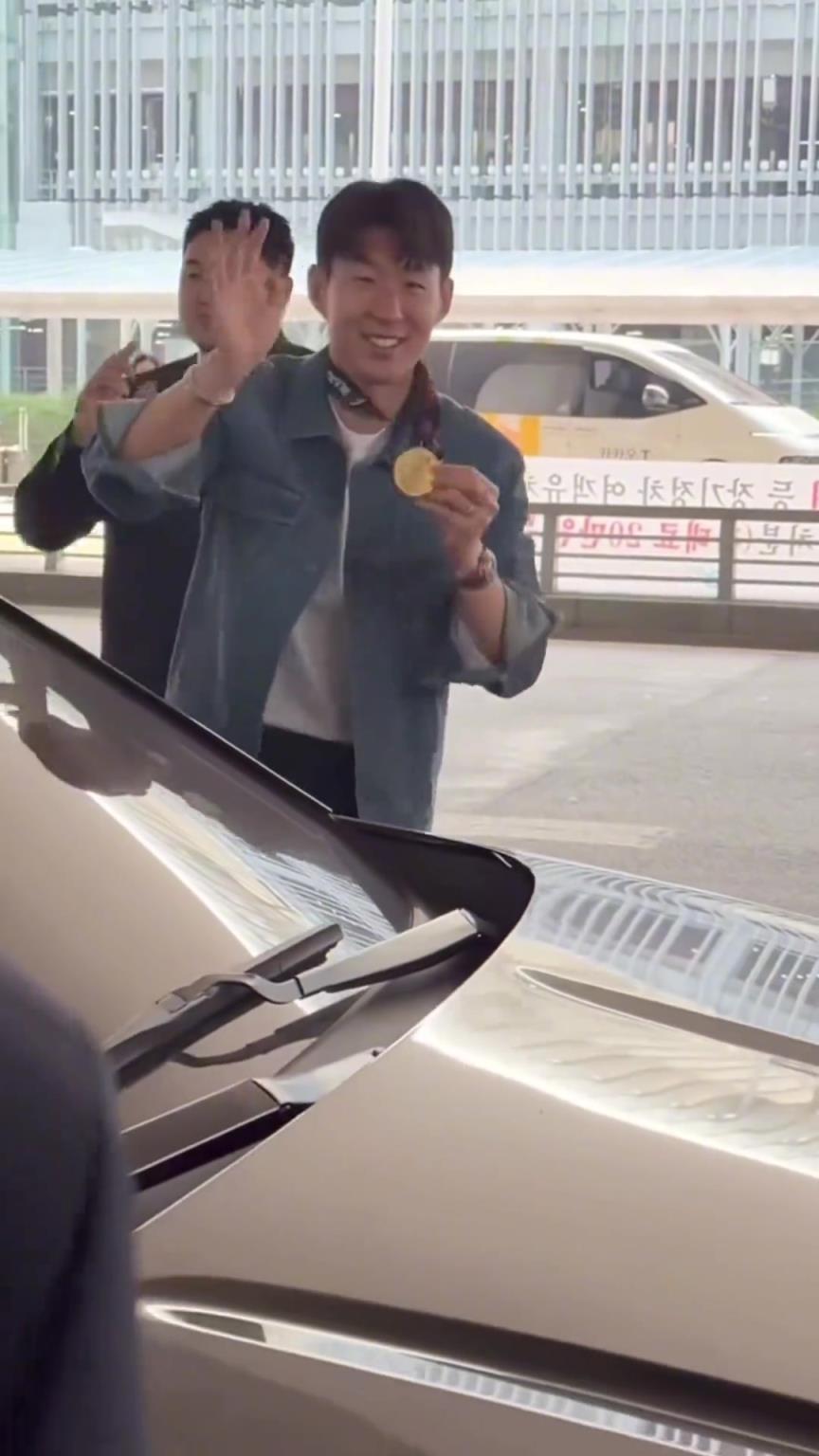 衣錦還鄉(xiāng)！孫興慜返回韓國(guó)，眾多女球迷讓其把歐聯(lián)獎(jiǎng)牌戴上