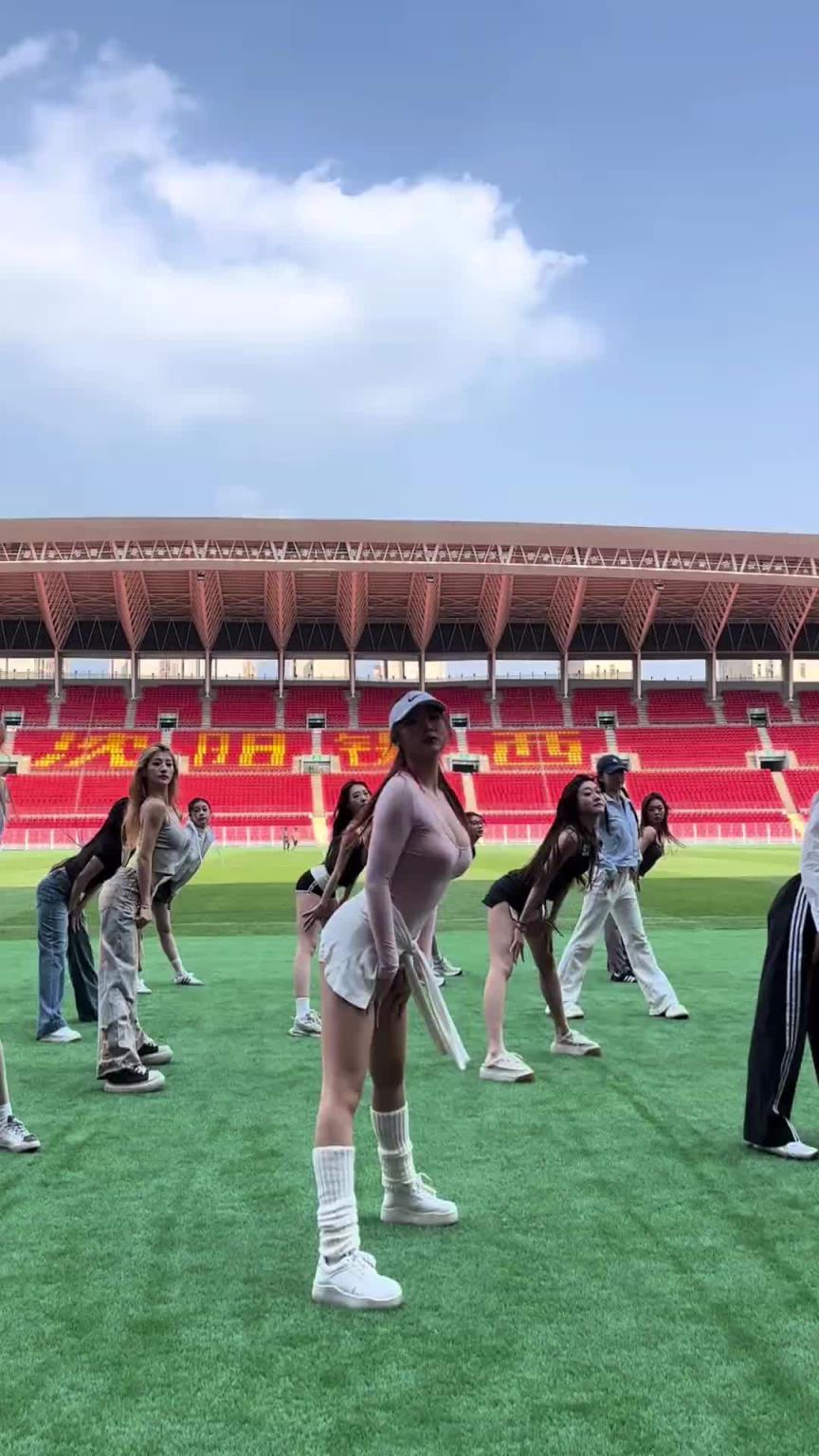 好看！在彩排的遼寧鐵人啦啦隊(duì)小姐姐們