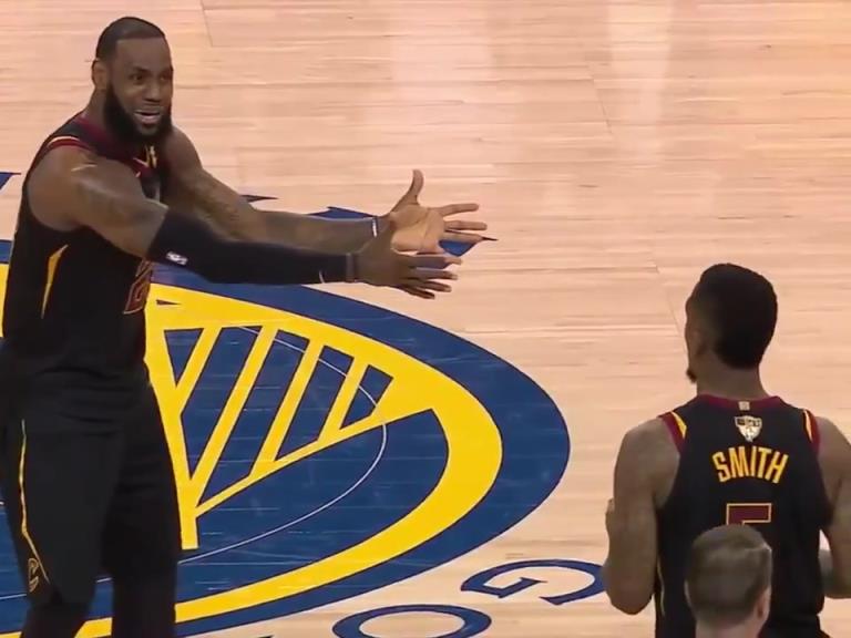 名場面！JR搶下關鍵籃板沒看表，老詹質問JR為何傳球