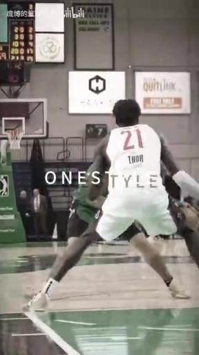 正統(tǒng)美式后衛(wèi)！JD戴維森炒菜后低手合球，對(duì)抗上籃打進(jìn)！
