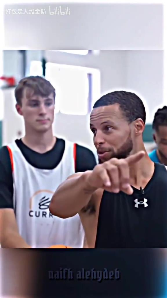 庫(kù)里：其實(shí)這個(gè)暴扣是我教的！當(dāng)弗拉格出現(xiàn)在庫(kù)里的訓(xùn)練營(yíng)！