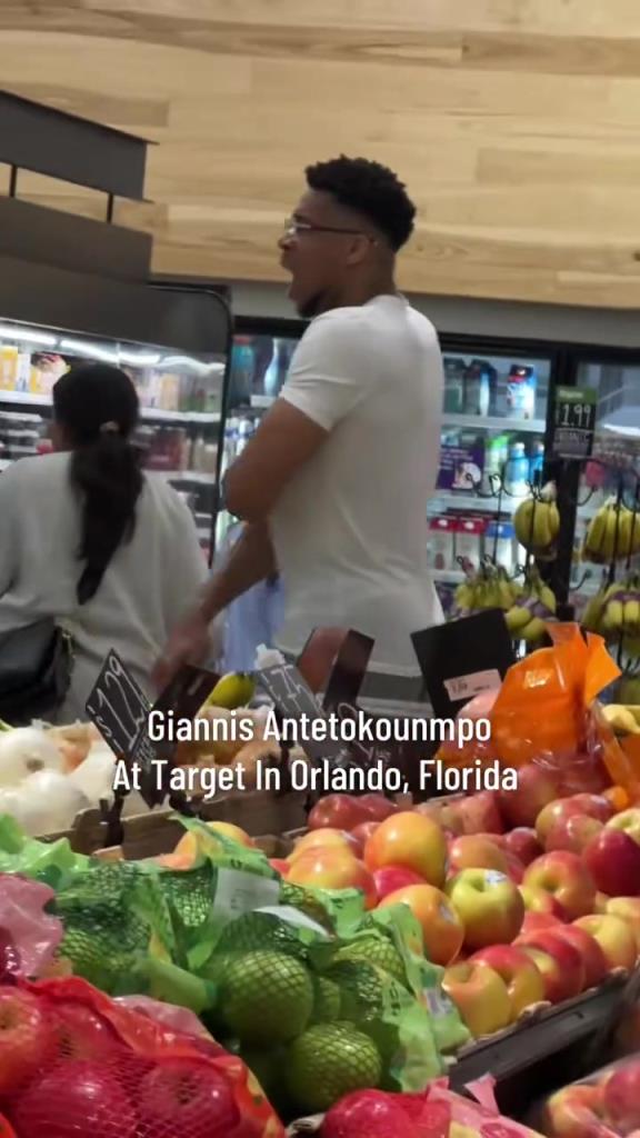 好男人啊！字母哥在奧蘭多度假 陪妻子一起逛超市