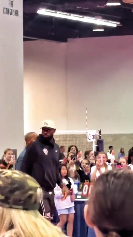 什么是巨星啊！詹姆斯現(xiàn)身排球場(chǎng)被小球迷包圍 這就是行走的流量