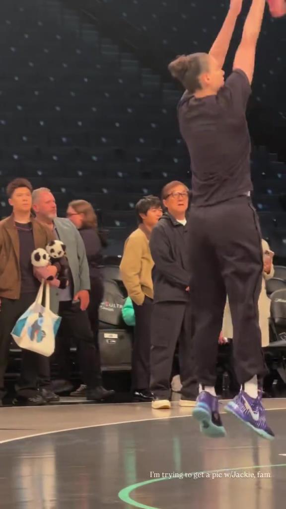 71歲成龍現(xiàn)身巴克萊中心看女籃比賽：她們投籃怎么那么準(zhǔn)！?。?>
                                <div   id=