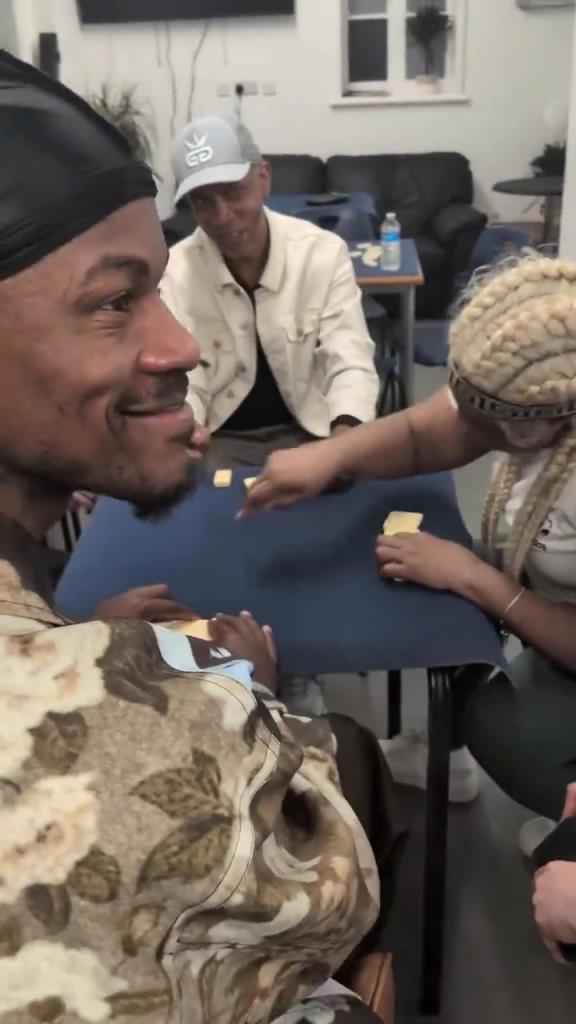 想找到巴特勒很簡(jiǎn)單，因?yàn)樗辉诨@球場(chǎng)，就在棋牌室