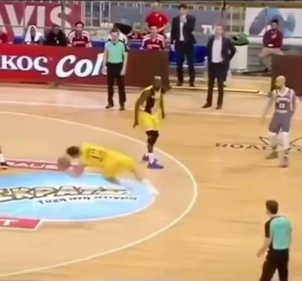 下地真快！搶斷這哥們兒多少是有點(diǎn)門將基礎(chǔ)