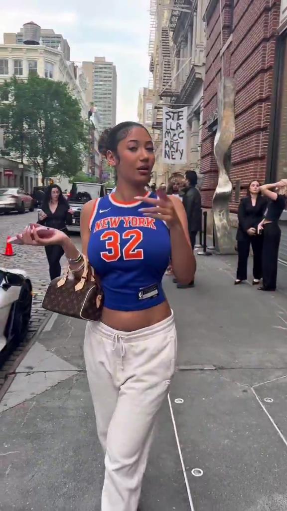 哇塞！一豐滿尼克斯女球迷身穿唐斯球衣，真是太吸引眼球了