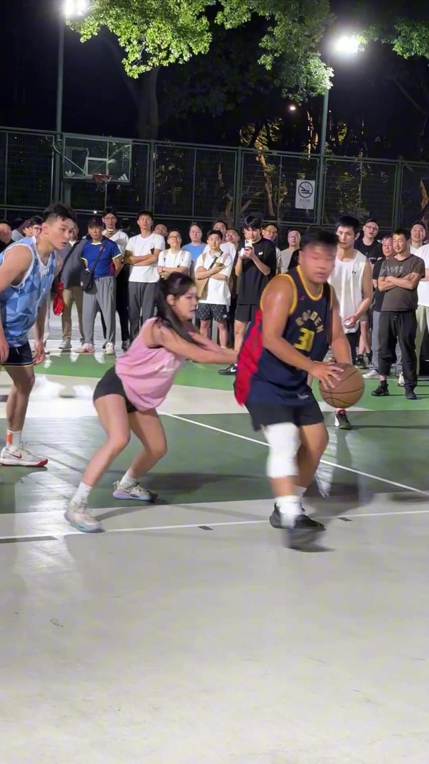 這哥們看見防自己的是女生，一個(gè)勁背打，球也不傳了