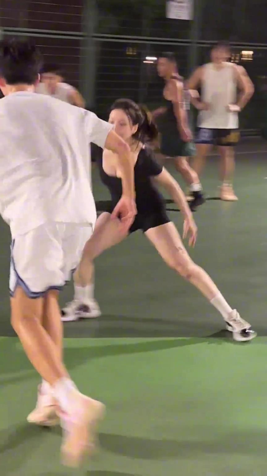 小姐姐防得真兇！瘦點(diǎn)的男生都拿她沒辦法